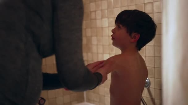 バースタイムボンディング 夜の育児ルートの一部として子供の体に石鹸を適用する母親 — ストック動画