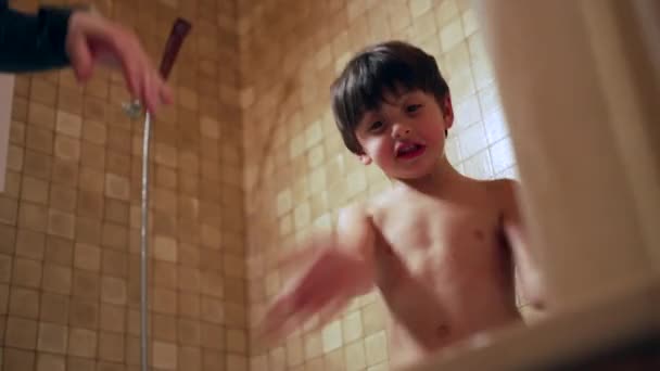 Banyodan Sonra Dans Eden Şirin Bir Çocuk Küvetin Içinde Duran — Stok video