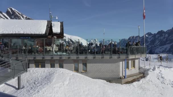 Grindelwald Dezembro 2023 Turista Terraço Restaurante Falésia Primeiro Pico Dos — Vídeo de Stock