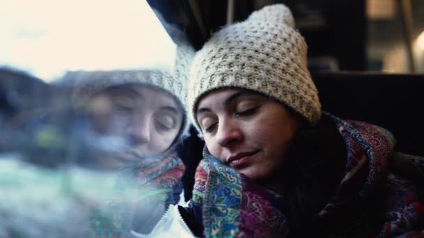 Пасажир Спить Поїзді Рухомим Краєвидом Жінка Спирається Вікно Подорожує Зимовий — стокове відео