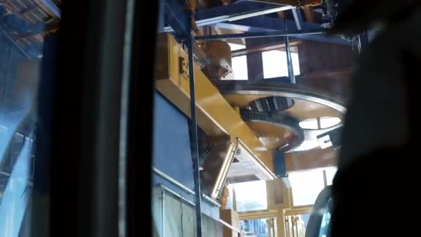 乗客キャビンから見たパワースキーリフト輸送へのエンジニアリング機械 — ストック動画