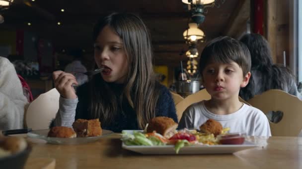 Młodszy Brat Siostra Jedzą Jedzenie Przytulnej Restauracji Dzieci Cieszące Się — Wideo stockowe