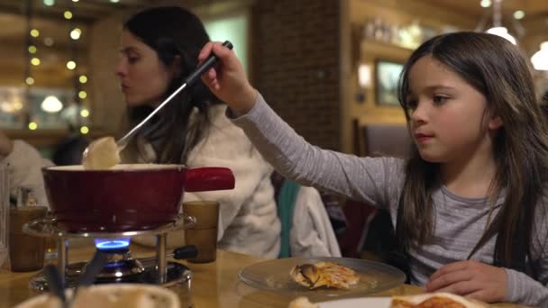 Дитина Їсть Фонтан Ресторані Маленька Дівчинка Насолоджується Традиційною Швейцарською Кухнею — стокове відео