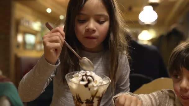 Hermanos Compartiendo Helado Con Crema Batida Restaurante Niños Disfrutando Dulce — Vídeos de Stock