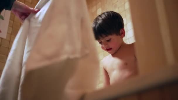 Matka Przynosi Ręcznik Suchego Dziecka Kąpieli Rytuał Spania Syna Prania — Wideo stockowe