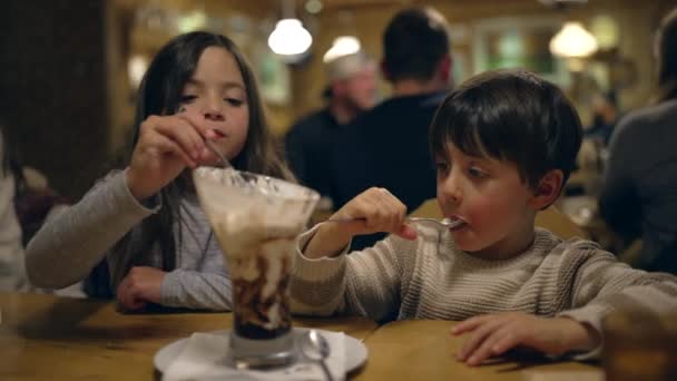 Dzieci Korzystające Lodów Lody Razem Rodzeństwo Dzieląc Deser Family Diner — Wideo stockowe