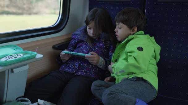 Kinder Beschäftigen Sich Mit Videospiel Zug Mädchen Spielen Bruder Schaut — Stockvideo