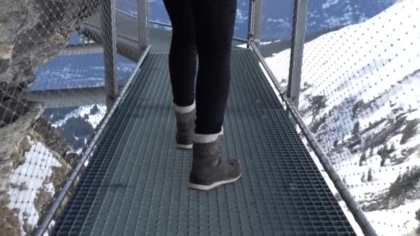 Osoba Ostrożnie Przechadzająca Się Przez Metalową Poręcz Przy Klifie Szwajcarskich — Wideo stockowe