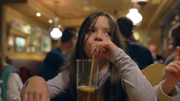 Akşamları Restoranda Samanla Buzlu Çay Içen Düşünceli Küçük Kız Lokantada — Stok video