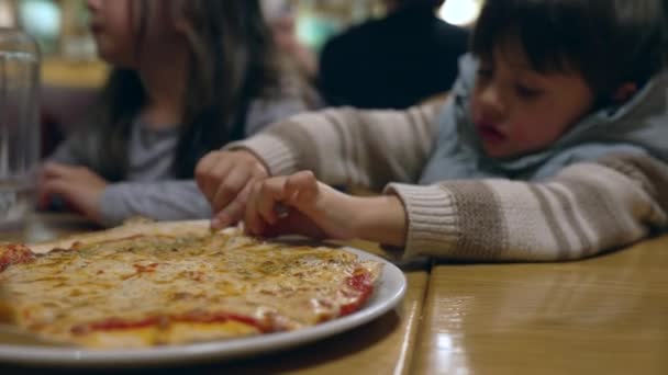 Dzieci Chwytające Kawałek Pizzy Restauracji Rodzeństwo Jedzące Karmę Węglowodanową Barze — Wideo stockowe