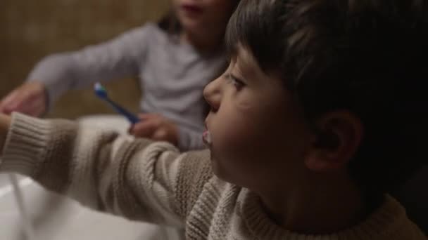 Küçük Çocuk Dişlerini Fırçaladıktan Sonra Lavabodan Içiyor Diş Fırçası Tükürüyor — Stok video