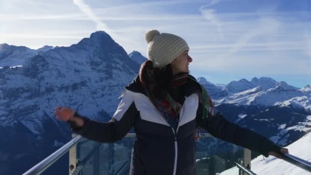 Alpine Joy Vrouw Grindelwald Eerste Peak Viewing Platform Glimlachend Naar — Stockvideo
