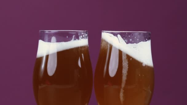 Dwie Szklanki Piwa Pianki — Wideo stockowe