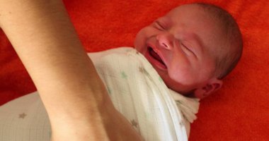 Yeni doğmuş bebeği battaniyeyle sarmak