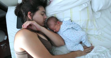 Bebek ve anne yatakta yatıyor.