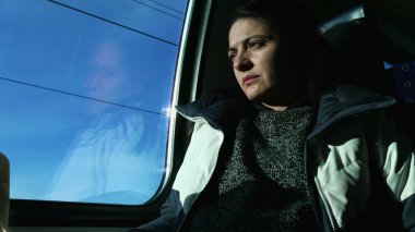 Düşünceli Kadın Gezgin Trenden Geçen Sahneye Bakıyor