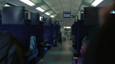 Yüksek hızlı İsviçre taşımacılığı içinde seyahat eden tren koltukları koridoru