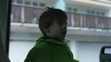 Otobüs Yolcusu Pencere Koltuğundan Çocuk Gözlemleme