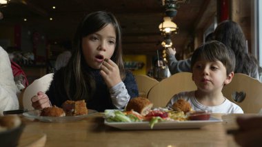 Konforlu Lokanta Tecrübesi - Aile Dostu Restoranda Kardeşler Yemek Paylaşım