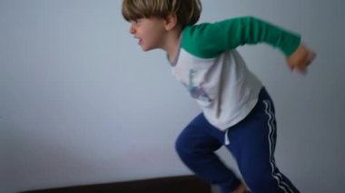 Anne ve Çocuk Yastıklarla Kale Savunma Oyunu, Aile Eğlencesi - Anne ve Oğlu 'nun Hayali Kanepe Oyunu