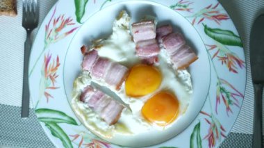 Yumurta ve domuz pastırması, protein dolu sabah yemeği.