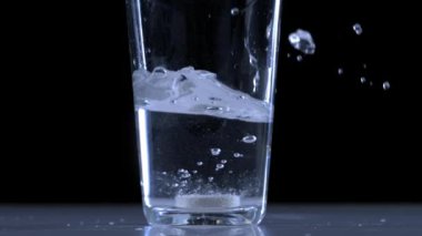 Bardağın içindeki temiz suya sağlık takviyesi tableti atmak - Kabaran Effervescent C Vitamini Tableti