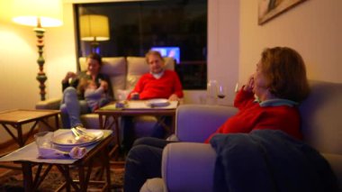 Aile Gecesi - Televizyon Salonunda Dedeler, Kızları ve Genç Oğlan