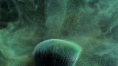 Yeşil ve Sarı Kozmetik Tozunun Süper Yavaş Hareketi Fırçalarla Çarpışıyor, makro yakın çekim