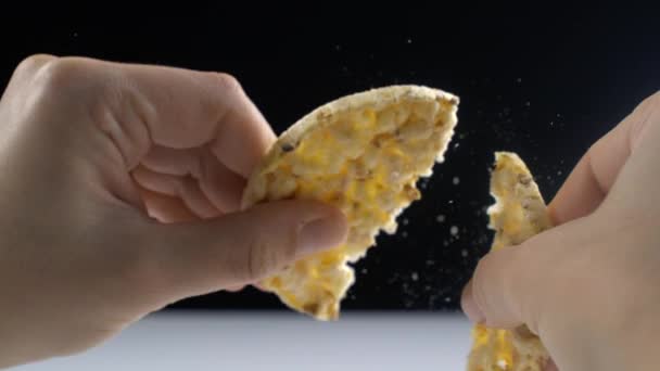 Macro Close Tangan Melanggar Cracker Dengan Remah Remah Terbang Udara — Stok Video