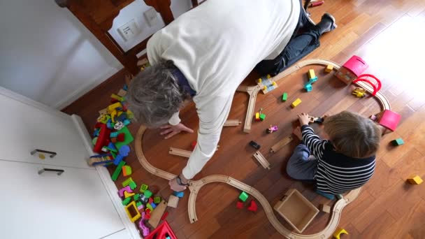 Dziadek Budujący Zabytkowy Pociąg Prowadzi Zabawki Wnukiem Góry Pod Kątem — Wideo stockowe