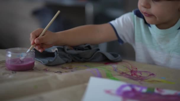 Kinderhände Halten Pinsel Wasser Spülen Und Mit Handtuch Trocknen Während — Stockvideo