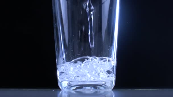Super Slow Motion Water Öntés Üveg Kupa Fekete Háttér Hidratációs — Stock videók