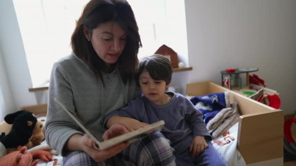 Mãe Lendo Livro Para Menino Sentado Cabeceira Criança Absorvida Pela — Vídeo de Stock
