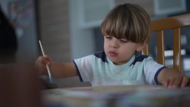 Dziecko Zajmujące Się Farbą Akwarelową Domu Pędzlem Skoncentrowany Mały Letni — Wideo stockowe