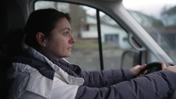Жінка Яка Керує Вантажівкою Дорозі Жінка Водій Тримає Кермі Вантажівки — стокове відео