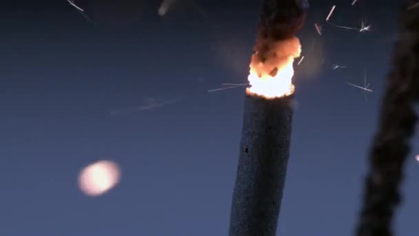 Макро Щільно Крупним Планом Спалювання Іскри Повільному Русі Іскрами Літають — стокове відео