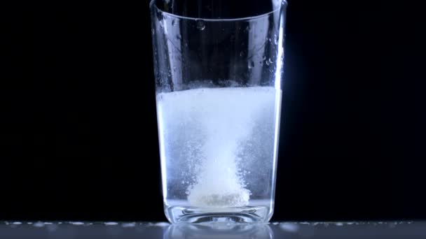 健康促进 玻璃杯水中气泡状维生素C片 黑色背景 — 图库视频影像