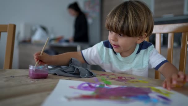 Artistiek Kind Spelen Met Aquarelverf Creatieve Jongen Schilderen Als Moeder — Stockvideo