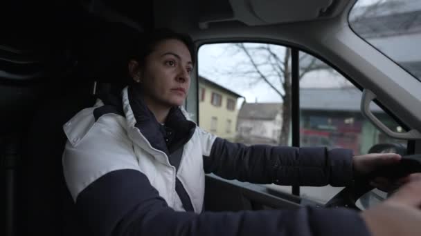 Driver Femmina Con Mani Sul Volante Azionamento Del Veicolo Movimento — Video Stock