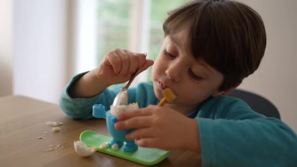 Gericht Etenstijd Little Boy Delicately Eten Zacht Gekookt Intently Genieten — Stockvideo