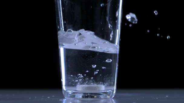 Deixando Cair Tablet Impulso Saúde Água Limpa Dentro Vidro Bubbling — Vídeo de Stock