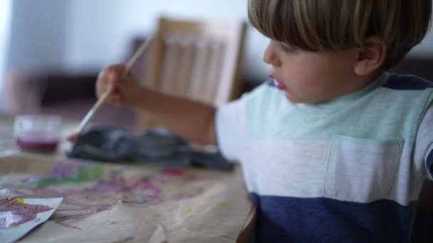 Παιδί Που Ξεπλένει Πινέλο Στο Σπίτι Ενώ Ζωγραφίζει 3Χρονο Παιδί — Αρχείο Βίντεο