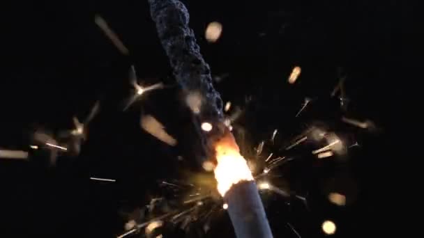 以1000发的速度慢动作闪烁着火花 在宏观镜头细节中燃烧着火花棒 庆祝节日的概念 — 图库视频影像