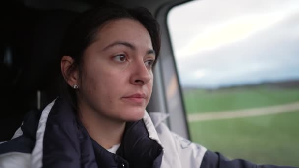 Gros Plan Sur Visage Femme Qui Conduit Camion Avec Une — Video