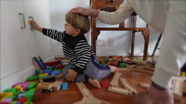 祖父は 自宅の床にヴィンテージのおもちゃの上に結合しながら 孫の髪をしゃべっています 家族と質の高い時間を過ごした上級者 — ストック動画