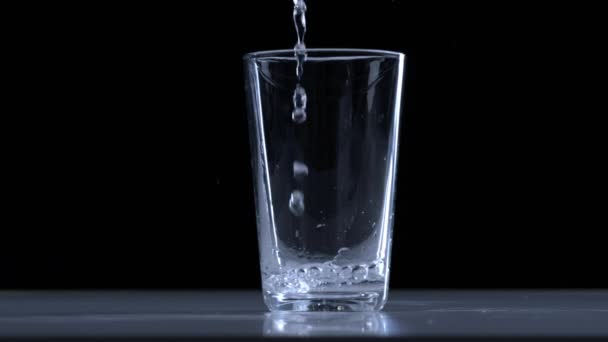 Чистая Питьевая Вода Наливается Стакан Черном Фоне — стоковое видео