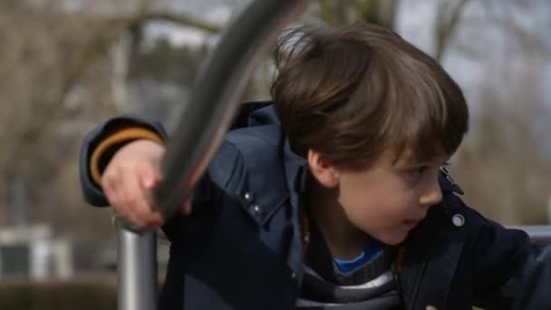 Kind Draait Rotonde Spelen Draaimolen Het Park Herfst Seizoen Kind — Stockvideo