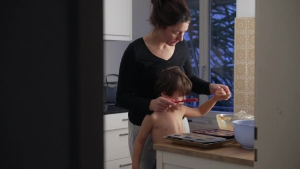母亲和她的小儿子在厨房准备食品糕点甜点 孩子和母亲之间真实的烹饪时刻 养育母性生活方式的真实场景 — 图库视频影像