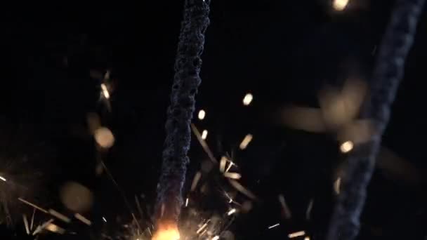 Lassú Mozgás Sparklers Égő Lángok Szikrák Fekete Háttér — Stock videók