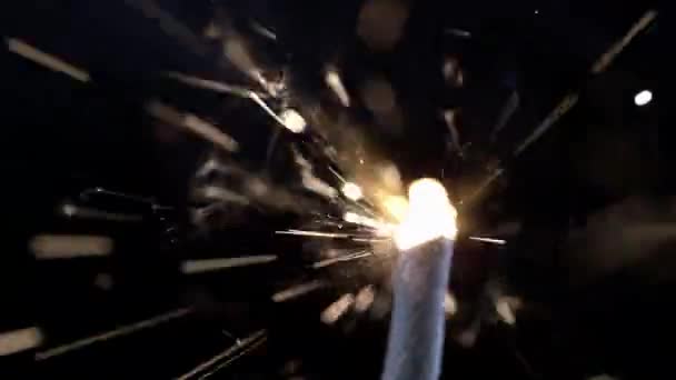 Super Slow Motion Sparkler Burning Com Faíscas Brilhantes — Vídeo de Stock